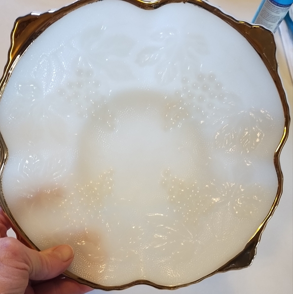 Anchor Hocking Grape Leaves Milk Glass Low Pedestel Bowl & Gold Trim - Picture 2 of 8